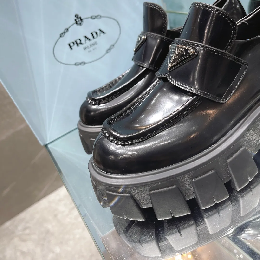 👟👟Ex-factory price 480👟👟 PRADA will be cheating this year💋 Prada, the invincible cheater, instantly releases all the beautiful shoes that are fairy shoes👠All of them are my favorite😍New models developed at the original store! High-end casual shoes, a one-to-one copy of the original perfect last shape. Perfect workmanship. Perfect choice for you. High-end goods have pictures and truth! Supports various comparisons! It is comfortable and elegant to wear. The original molded outsole is a 1:1 replica. It adopts non-slip and wear-resistant imported TPU combined outsole, which is vacuum combined to form a thick sole~ 💥Fabric: Imported open-edge beaded cowhide 💥Sole thickness: 5.5cm. Really good product. Worth owning 💥Color: Black White 💥Size: 35-40